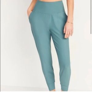 Old Navy’s High-Waisted PowerSoft 7/8-Length Joggers